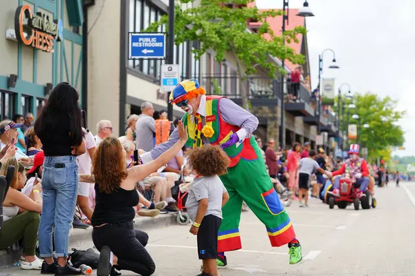 Wisconsin Dells, Wisconsin ABD - 16 Eylül 2023: Wa Zha Wa sonbahar festivali geçidi Wisconsin Dells 