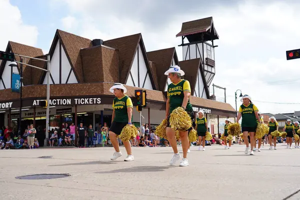 Wisconsin Dells, Wisconsin ABD - 18 Eylül 2022: Milwaukee 'nin Dansçı Nineleri Wa Zha Wa 2022 sonbahar festivali geçit törenine katıldı.