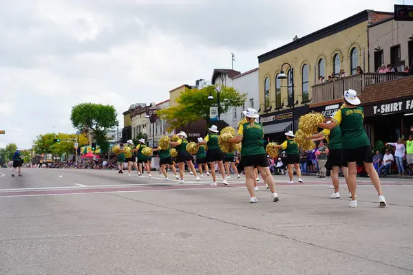 Wisconsin Dells, Wisconsin ABD - 18 Eylül 2022: Milwaukee 'nin Dansçı Nineleri Wa Zha Wa 2022 sonbahar festivali geçit törenine katıldı.