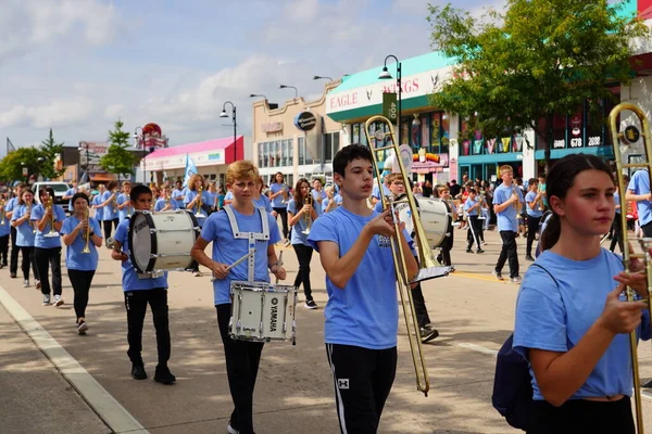 Wisconsin Dells, Wisconsin ABD - 16 Eylül 2023: Wisconsin Dells Lisesi yürüyüş bandosu Wa Zha Wa sonbahar festivali geçit töreninde yürüdü.