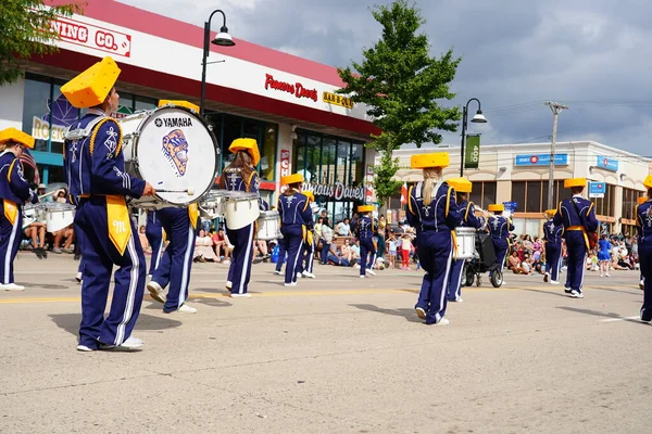 Warrens, Wisconsin ABD - 25 Eylül 2022: Mauston Lisesi Cheese Head bandosu Cranfest geçit töreninde yürüdü.