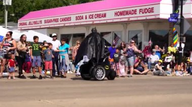 Wisconsin Dells, Wisconsin ABD - 18 Eylül 2023: Batman kostümü giymiş bir adam Wo Zha Wa geçit töreninde çocuklarla ve yetişkinlerle etkileşime girdi.