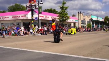 Wisconsin Dells, Wisconsin ABD - 18 Eylül 2023 Sünger Bob marka mini bir kamyonla Wo Zha Wa geçit töreninden geçti..