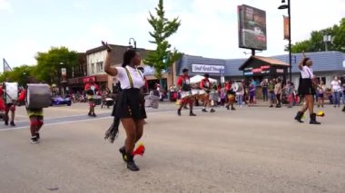 Wisconsin Dells, Wisconsin ABD - 17 Eylül 2023: Chicago Güney Sahili Dans Talim Takımı Wo Zha Wa Festivali sırasında sokaklarda dans etti.
