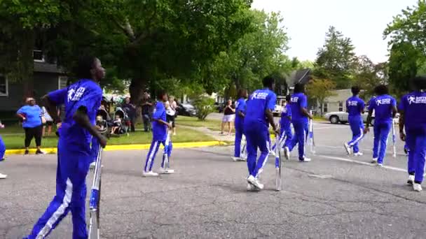 2023年9月17日 芝加哥南岸舞蹈队在Wo Zha Wa节游行期间在街上跳舞 — 图库视频影像