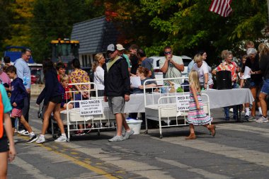 Green Lake, Wisconsin ABD - 23 Eylül 2023: Topluluk üyeleri Green Lake sokaklarında bir yatak yarışı düzenledi.