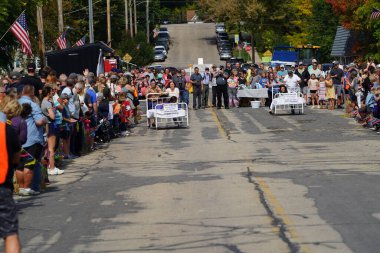 Green Lake, Wisconsin ABD - 23 Eylül 2023: Topluluk üyeleri Green Lake sokaklarında bir yatak yarışı düzenledi.