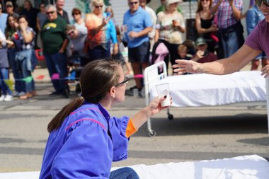 Green Lake, Wisconsin ABD - 23 Eylül 2023: Topluluk üyeleri Green Lake sokaklarında bir yatak yarışı düzenledi.