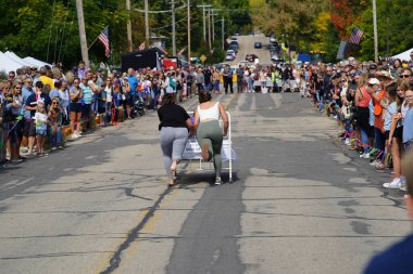 Green Lake, Wisconsin ABD - 23 Eylül 2023: Topluluk üyeleri Green Lake sokaklarında bir yatak yarışı düzenledi.