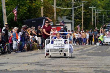 Green Lake, Wisconsin ABD - 23 Eylül 2023: Topluluk üyeleri Green Lake sokaklarında bir yatak yarışı düzenledi.