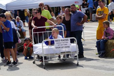 Green Lake, Wisconsin ABD - 23 Eylül 2023: Topluluk üyeleri Green Lake sokaklarında bir yatak yarışı düzenledi.