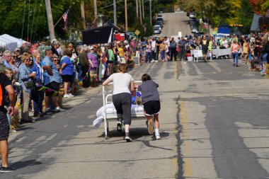 Green Lake, Wisconsin ABD - 23 Eylül 2023: Topluluk üyeleri Green Lake sokaklarında bir yatak yarışı düzenledi.