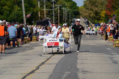 Green Lake, Wisconsin ABD - 23 Eylül 2023: Topluluk üyeleri Green Lake sokaklarında bir yatak yarışı düzenledi.