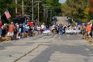 Green Lake, Wisconsin ABD - 23 Eylül 2023: Topluluk üyeleri Green Lake sokaklarında bir yatak yarışı düzenledi.