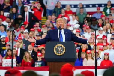 Milwaukee, Wisconsin / ABD - 14 Ocak 2020: 45 ABD Başkanı Donald J. Trump UW-Milwaukee Panter Arena 'da Amerika' yı Tekrar Büyük Yap Mitingi düzenledi ve güçlü bir konuşma yaptı..