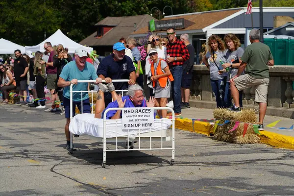 Green Lake, Wisconsin ABD - 23 Eylül 2023: Topluluk üyeleri Green Lake sokaklarında bir yatak yarışı düzenledi.