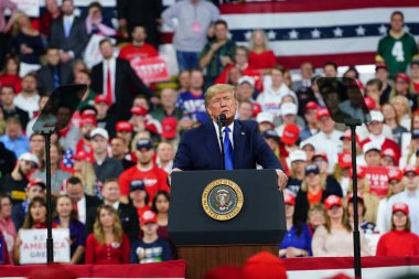 Milwaukee, Wisconsin / ABD - 14 Ocak 2020: 45 ABD Başkanı Donald J. Trump UW-Milwaukee Panter Arena 'da Amerika' yı Tekrar Büyük Yap Mitingi düzenledi ve güçlü bir konuşma yaptı..