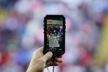 Milwaukee, Wisconsin / ABD - 14 Ocak 2020: 45 Başkan Donald Trump destekçileri akıllı telefonlarıyla UW-Milwaukee Panter Arena 'da Amerika' yı Tekrar Büyük Yap Mitingi 'ni çekiyorlar.