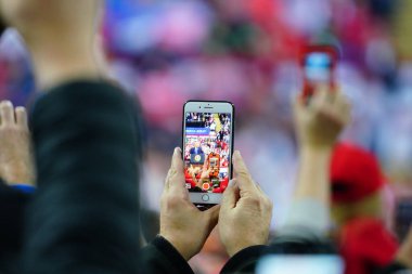 Milwaukee, Wisconsin / ABD - 14 Ocak 2020: 45 Başkan Donald Trump destekçileri akıllı telefonlarıyla UW-Milwaukee Panter Arena 'da Amerika' yı Tekrar Büyük Yap Mitingi 'ni çekiyorlar.
