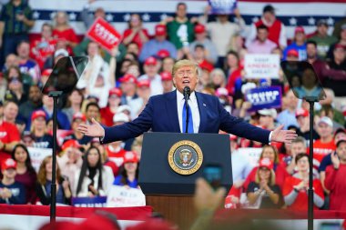 Milwaukee, Wisconsin / ABD - 14 Ocak 2020: 45 ABD Başkanı Donald J. Trump UW-Milwaukee Panter Arena 'da Amerika' yı Tekrar Büyük Yap Mitingi düzenledi ve güçlü bir konuşma yaptı..
