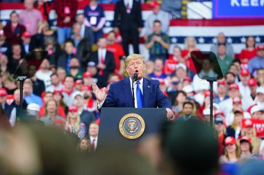 Milwaukee, Wisconsin / ABD - 14 Ocak 2020: 45 ABD Başkanı Donald J. Trump UW-Milwaukee Panter Arena 'da Amerika' yı Tekrar Büyük Yap Mitingi düzenledi ve güçlü bir konuşma yaptı..