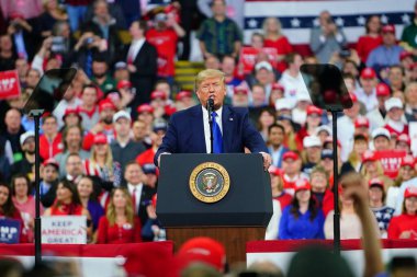 Milwaukee, Wisconsin / ABD - 14 Ocak 2020: 45 ABD Başkanı Donald J. Trump UW-Milwaukee Panter Arena 'da Amerika' yı Tekrar Büyük Yap Mitingi düzenledi ve güçlü bir konuşma yaptı..