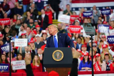 Milwaukee, Wisconsin / ABD - 14 Ocak 2020: 45 ABD Başkanı Donald J. Trump UW-Milwaukee Panter Arena 'da Amerika' yı Tekrar Büyük Yap Mitingi düzenledi ve güçlü bir konuşma yaptı..