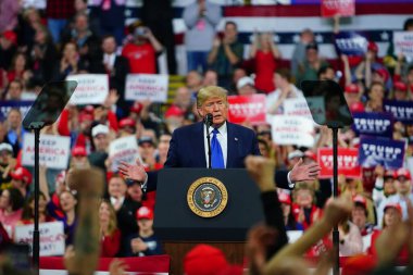 Milwaukee, Wisconsin / ABD - 14 Ocak 2020: 45 ABD Başkanı Donald J. Trump UW-Milwaukee Panter Arena 'da Amerika' yı Tekrar Büyük Yap Mitingi düzenledi ve güçlü bir konuşma yaptı..