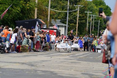Green Lake, Wisconsin ABD - 23 Eylül 2023: Topluluk üyeleri Green Lake sokaklarında bir yatak yarışı düzenledi.