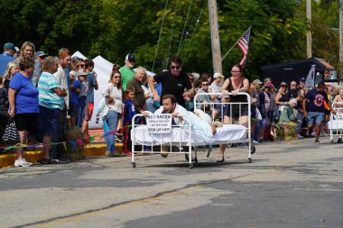 Green Lake, Wisconsin ABD - 23 Eylül 2023: Topluluk üyeleri Green Lake sokaklarında bir yatak yarışı düzenledi.