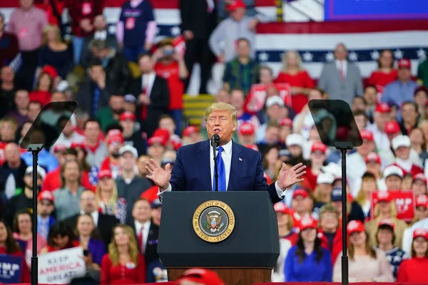 Milwaukee, Wisconsin / ABD - 14 Ocak 2020: 45 ABD Başkanı Donald J. Trump UW-Milwaukee Panter Arena 'da Amerika' yı Tekrar Büyük Yap Mitingi düzenledi ve güçlü bir konuşma yaptı..