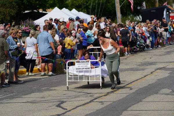 Green Lake, Wisconsin ABD - 23 Eylül 2023: Topluluk üyeleri Green Lake sokaklarında bir yatak yarışı düzenledi.