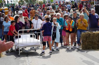 Green Lake, Wisconsin ABD - 23 Eylül 2023: Topluluk üyeleri Green Lake sokaklarında bir yatak yarışı düzenledi.