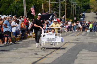 Green Lake, Wisconsin ABD - 23 Eylül 2023: Topluluk üyeleri Green Lake sokaklarında bir yatak yarışı düzenledi.