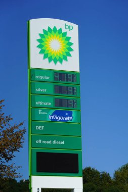 Fond du Lac, Wisconsin / USA - 12 Mart 2020: BP yakıt istasyonları, Fond du Lac 'taki benzin istasyonları, Amerika' daki borsa düşüşü ve Coronavirus hastalığı nedeniyle 2 doların altında yakıt fiyatına sahipler.