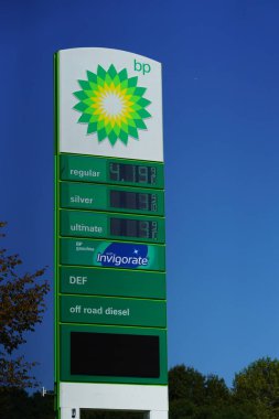 Fond du Lac, Wisconsin / USA - 12 Mart 2020: BP yakıt istasyonları, Fond du Lac 'taki benzin istasyonları, Amerika' daki borsa düşüşü ve Coronavirus hastalığı nedeniyle 2 doların altında yakıt fiyatına sahipler.