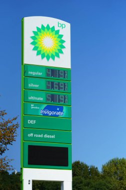 Fond du Lac, Wisconsin / USA - 12 Mart 2020: BP yakıt istasyonları, Fond du Lac 'taki benzin istasyonları, Amerika' daki borsa düşüşü ve Coronavirus hastalığı nedeniyle 2 doların altında yakıt fiyatına sahipler.