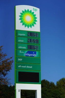 Fond du Lac, Wisconsin / USA - 12 Mart 2020: BP yakıt istasyonları, Fond du Lac 'taki benzin istasyonları, Amerika' daki borsa düşüşü ve Coronavirus hastalığı nedeniyle 2 doların altında yakıt fiyatına sahipler.