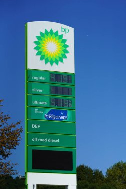 Fond du Lac, Wisconsin / USA - 12 Mart 2020: BP yakıt istasyonları, Fond du Lac 'taki benzin istasyonları, Amerika' daki borsa düşüşü ve Coronavirus hastalığı nedeniyle 2 doların altında yakıt fiyatına sahipler.