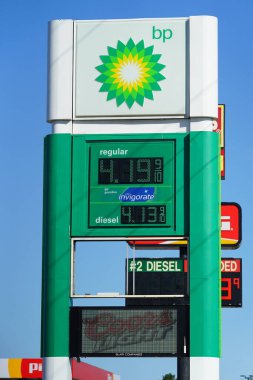 Fond du Lac, Wisconsin / USA - 12 Mart 2020: BP yakıt istasyonları, Fond du Lac 'taki benzin istasyonları, Amerika' daki borsa düşüşü ve Coronavirus hastalığı nedeniyle 2 doların altında yakıt fiyatına sahipler.  