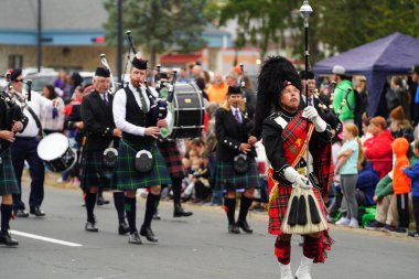 La Crosse, Wisconsin ABD - 5 Ekim 2022: La Crosse gayda ve davul grubu Oktoberfest geçit töreninde yürüdü.