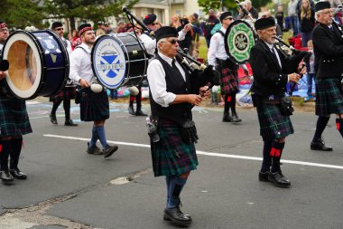 La Crosse, Wisconsin ABD - 5 Ekim 2022: La Crosse gayda ve davul grubu Oktoberfest geçit töreninde yürüdü.