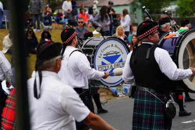La Crosse, Wisconsin ABD - 5 Ekim 2022: La Crosse gayda ve davul grubu Oktoberfest geçit töreninde yürüdü.