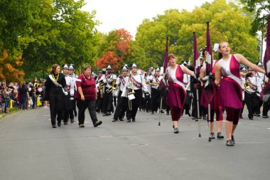 Warrens, Wisconsin ABD - 25 Eylül 2022: Screaming Eagles Lisesi bandosu Cranfest geçit töreninde yürüdü.