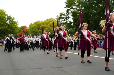 Warrens, Wisconsin ABD - 25 Eylül 2022: Screaming Eagles Lisesi bandosu Cranfest geçit töreninde yürüdü.