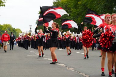 La Crosse, Wisconsin ABD - 1 Ekim 2022 Westby Norsemen Lisesi yürüyüş bandosu, Ekim 2022 'de düzenlenen geçit törenine katıldı..