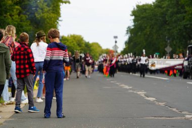 La Crosse, Wisconsin ABD - 1 Ekim 2022: Holmen Lisesi yürüyüş bandosu Oktoberfest geçit töreninde yürüdü.