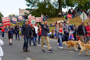 La Crosse, Wisconsin ABD - 1 Ekim 2022: Wisconsin Cumhuriyetçi Partisi destekçileri 2022 Ekim Şenlik Yürüyüşü 'nde yürüdüler.  