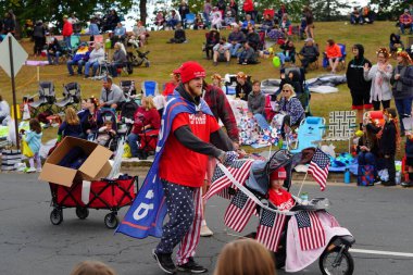 La Crosse, Wisconsin ABD - 1 Ekim 2022: Wisconsin Cumhuriyetçi Partisi destekçileri 2022 Ekim Şenlik Yürüyüşü 'nde yürüdüler.  