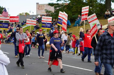 La Crosse, Wisconsin ABD - 1 Ekim 2022: Wisconsin Cumhuriyetçi Partisi destekçileri 2022 Ekim Şenlik Yürüyüşü 'nde yürüdüler.  